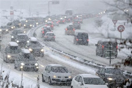 برف موجب کندی تردد خودروها در جاده های خلخال شد