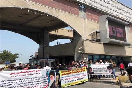 تجمع به دلیل ترخیص نشدن خودروهای وارداتی در بوشهر