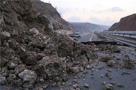 مسدود شدن محور سوادکوه بر اثر ریزش سنگ