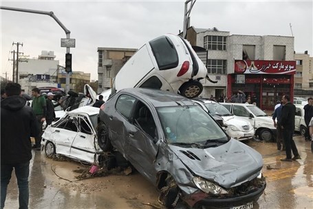 هزینه خودروهای خسارت دیده در حادثه سیل شیراز پرداخت می‌شود