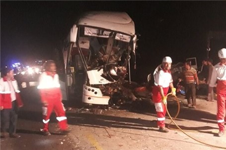 ‌برخورد تریلر با اتوبوس در آزادراه نطنز به کاشان با یک کشته ‌/ ۷ نفر مجروح شدند