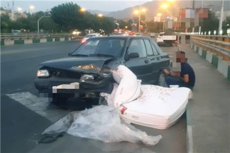 تصادف خودرو با "تشک خواب" در تهران! (+عکس)