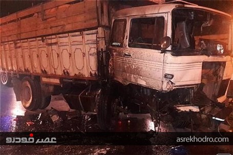 آتش‌سوزی کامیون پس از تصادف با تریلر در بزرگراه بسیج