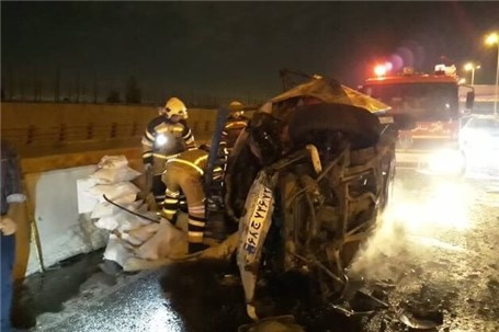 یک مجروح بر اثر واژگونی کامیون در بزرگراه شهید خرازی