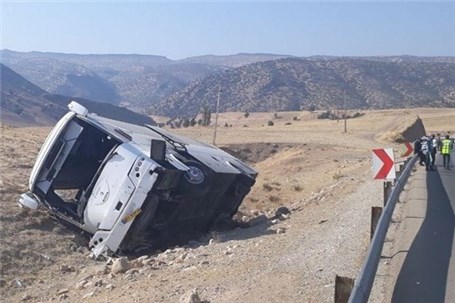 مصدومیت ۱۷ نفر در تصادف اتوبوس با کامیون در همدان
