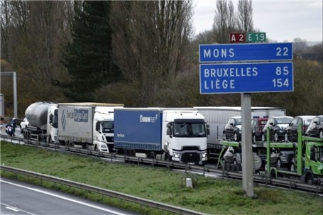 مسدود کردن بزرگراه‌های فرانسه در اعتراض به افزایش مالیات سوخت