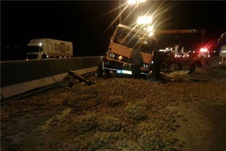 واژگونی کامیون نوشابه در بزرگراه آزادگان