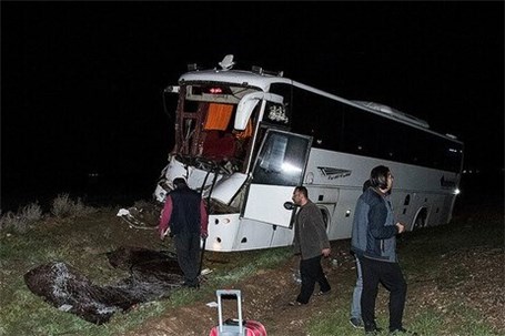 برخورد اتوبوس با کامیون در آزادراه تهران ساوه ۱۲ مصدوم بر جای گذاشت