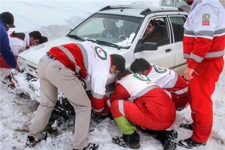 امدادرسانی هلال‌احمر به مسافران زمستانی در ٣۵ محور کوهستانی ۱۳ استان
