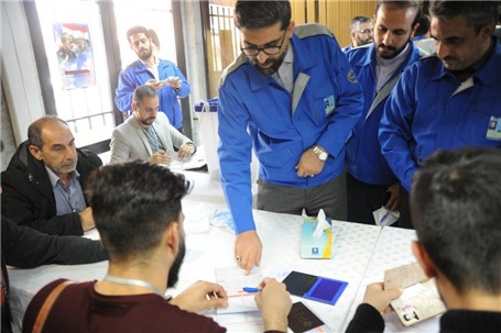 مدیرعامل و کارکنان ایران خودرو رای خود را به صندوق رای انداختند