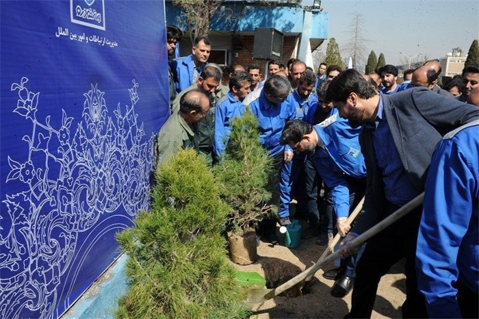 غرس نهال در جوار مقبره شهید گمنام