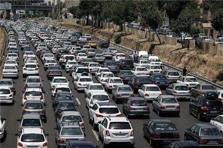 ترافیک در آزادراه کرج-تهران نیمه سنگین است