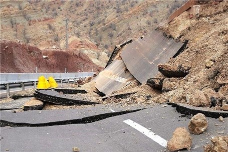 خسارت ریزش سنگ در جاده سوادکوه ۱۱۰ میلیون تومان برآورد شد