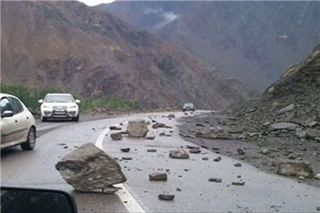 مسدود شدن یک لاین از جاده سوادکوه به خاطر ریزش کوه