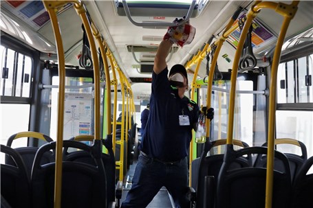 خطر انتقال سریع کرونا از مسافرانِ بدون ماسک در اتوبوس