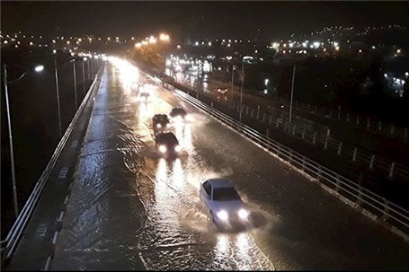 آب‌گرفتگی در ۹نقطه از معابر پایتخت در پی بارندگی شدید امشب