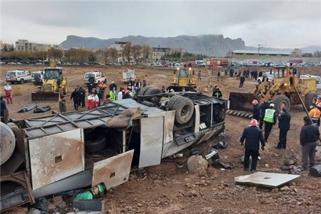 واژگونی اتوبوس کارکنان پالایشگاه اصفهان با ۴ کشته و ۱۷ مصدوم