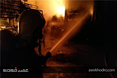 آتش سوزی گسترده گاراژ قطعات خودروی اسقاط در خاوران