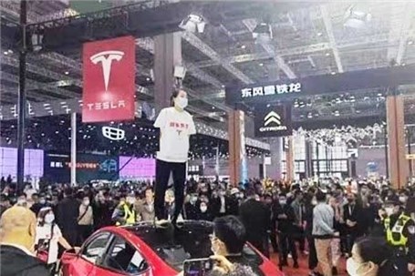 اعتراض به تسلا در نمایشگاه بین المللی خودروی شانگهای 2021