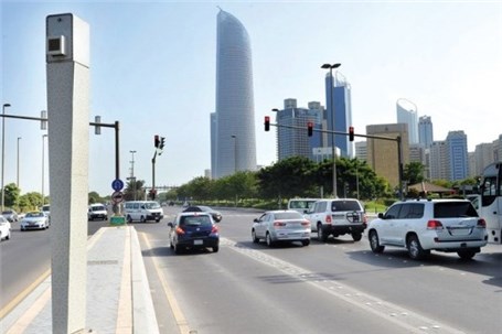 توقیف وجریمه سنگین عبور از چراغ قرمز در امارات
