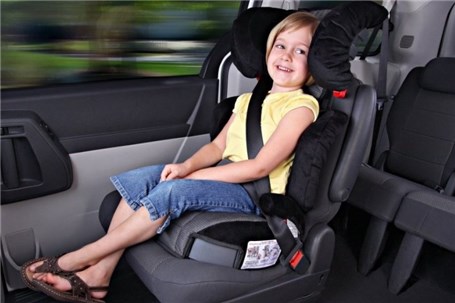 چرا نشستن کودکان زیر ۱۲ سال بر صندلی جلوی خودرو مجاز نیست؟