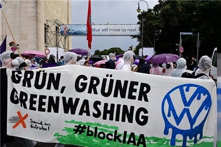 تظاهرات هزاران نفر در اعتراض به نمایشگاه بین المللی خودرو در آلمان