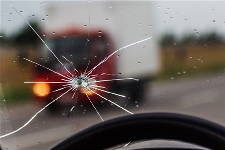 با شیشه شکسته یا ترک خورده خودرو چه کنیم؟