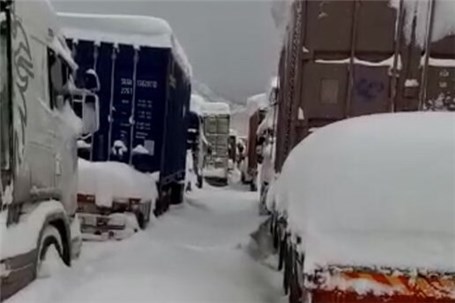 جریان برفگیر شدن کامیون‌ها در گمرک