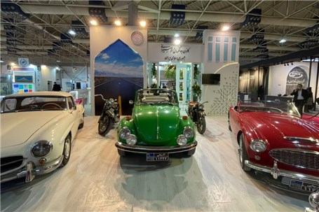 وزیر میراث فرهنگی از خودروهای تاریخی نمایشگاه گردشگری بازدید کرد