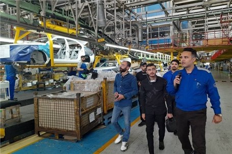 بازدید فعالان شبکه های اجتماعی از خطوط تولید ایران خودرو