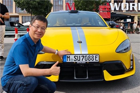 رئیس اجرایی شیائومی کنار اولین SU۷ ثبت شده در اروپا