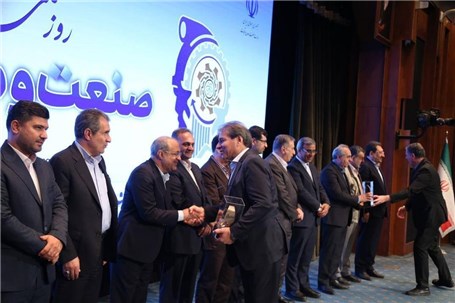 کسب تندیس زرین روز ملی صنعت و معدن توسط شرکت سروش موتور مبنا