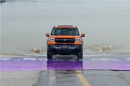 شاسی‌بلند چری از عرض ۱.۵ کیلومتری رودخانه عبور کرد