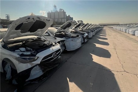 محموله بنز ایران‌خودرو به گمرک رسید