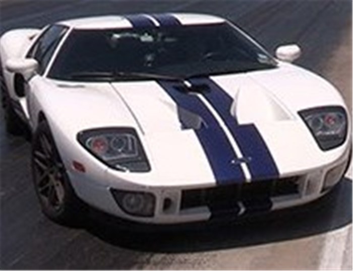 1100hp Ford GT vs 1100hp Viper