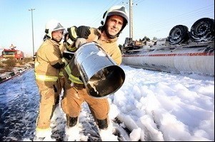 واژگونی تریلی حامل بنزین در قم
