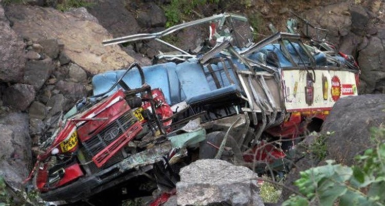 سقوط مرگبار اتوبوس در چین 18 کشته داد