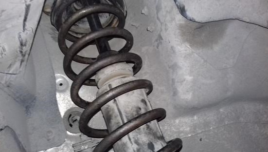 چطور بفهمیم کمک فنر خودرو خراب است؟