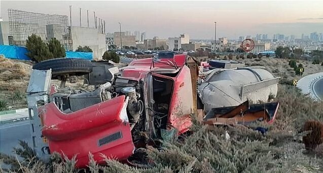 واژگونی کامیون سیمان در بزرگراه همت +‌عکس